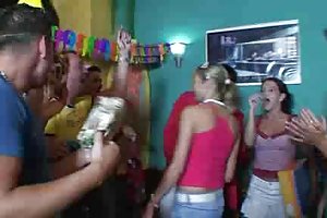 شقراء في سن المراهقة يحصل مفاجأة كبيرة في عيد مشاهدة الاباحية على الانترنت لينا