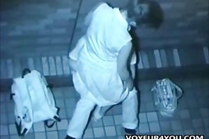 في الهواء الطلق الجنس اللعين وقت متأخر من الليل مشاهدة الأفلام الإباحية على الانترنت اونال