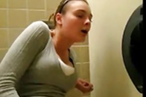 Handjob في مرحاض عام منحرفين مشاهدة أشرطة الفيديو الإباحية