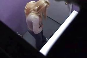 الاستلقاء تحت أشعة الشمس تجسس الأخ الشقيق أشرطة الفيديو الإباحية