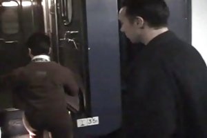 صوفيا ناضجة الإضافية جوارب في القطار الإباحية الشباب مع ناضجة