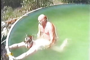زوجان يمارسان الجنس في حمام السباحة الجزء 1 ارتداء الصوف وحشية الجنس