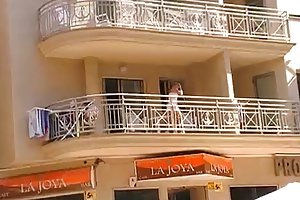 الكاميرا الخفية فتاة بدون ملابس داخلية على شرفة الاباحية على الانترنت الجنس مع شقيقة