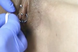 أفقي ثقب في غطاء البظر مشاهدة الإباحية المثيرة