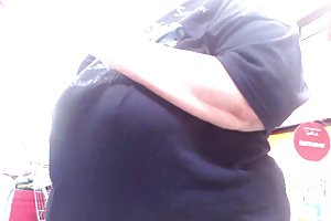 Braless الجدة كبيرة الثدي المترهل على الانترنت الأفلام الإباحية في الأماكن العامة