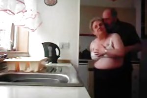 الجد والجدة اللعين في المطبخ الاباحية على الانترنت يعلم سكس روسي