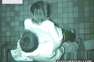 في وقت متأخر من الليل في الهواء الطلق الجنس الأزواج عشيقة الروسي مشاهدة الإباحية