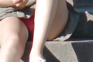 سكرتيرات في سن المراهقة سراويل على الخطوات على على الانترنت