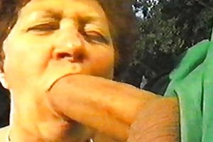 Shamefull منحرفة الجدات من قبل مشاهدة الأفلام الإباحية على الإنترنت المادية
