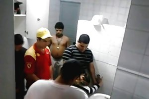 شباب لعين فتاة في حانة مرحاض تحول جنسي! الإباحية صورة ناضجة الفتيات